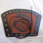 Lleva en tu brazo el espíritu de los guerreros nórdicos con este impresionante brazalete vikingo de cuero grabado