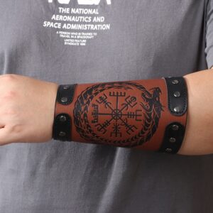 Lleva en tu brazo el espíritu de los guerreros nórdicos con este impresionante brazalete vikingo de cuero grabado