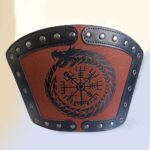 Lleva en tu brazo el espíritu de los guerreros nórdicos con este impresionante brazalete vikingo de cuero grabado