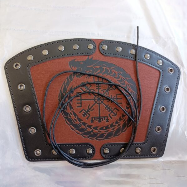 Lleva en tu brazo el espíritu de los guerreros nórdicos con este impresionante brazalete vikingo de cuero grabado