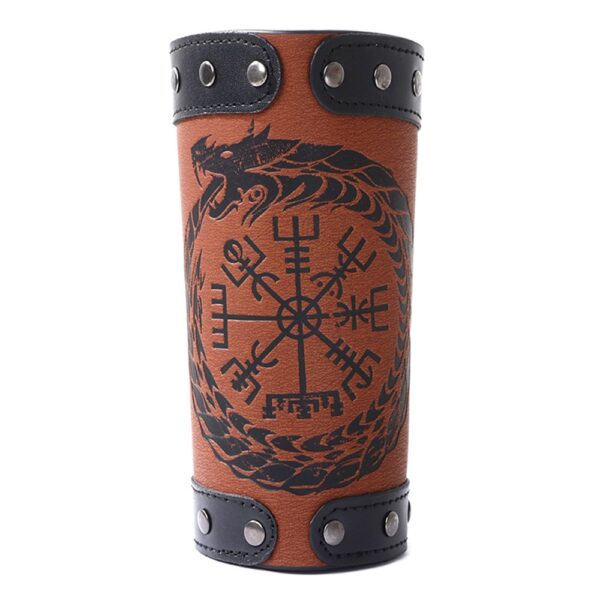 Lleva en tu brazo el espíritu de los guerreros nórdicos con este impresionante brazalete vikingo de cuero grabado