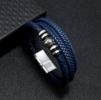 Eleva tu estilo con esta pulsera de cuero trenzado multicapa, un accesorio diseñado para hombres que quieren proyectar confianza, elegancia y personalidad en cada detalle.