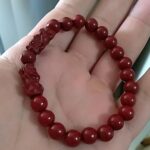 El intenso color rojo del cinabrio simboliza fortuna, vitalidad y protección. Cada cuenta ha sido diseñada para potenciar tu energía y ayudarte a mantener una vibración alta en tu día a día.