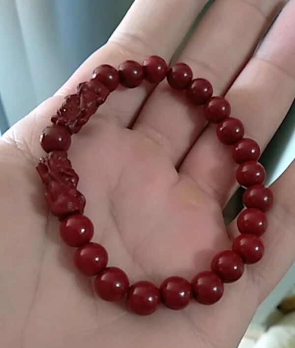 El intenso color rojo del cinabrio simboliza fortuna, vitalidad y protección. Cada cuenta ha sido diseñada para potenciar tu energía y ayudarte a mantener una vibración alta en tu día a día.