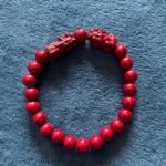 El intenso color rojo del cinabrio simboliza fortuna, vitalidad y protección. Cada cuenta ha sido diseñada para potenciar tu energía y ayudarte a mantener una vibración alta en tu día a día.