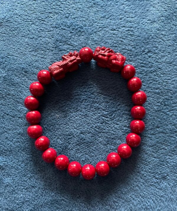 El intenso color rojo del cinabrio simboliza fortuna, vitalidad y protección. Cada cuenta ha sido diseñada para potenciar tu energía y ayudarte a mantener una vibración alta en tu día a día.