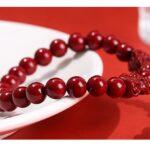 El intenso color rojo del cinabrio simboliza fortuna, vitalidad y protección. Cada cuenta ha sido diseñada para potenciar tu energía y ayudarte a mantener una vibración alta en tu día a día.