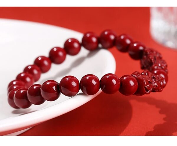 El intenso color rojo del cinabrio simboliza fortuna, vitalidad y protección. Cada cuenta ha sido diseñada para potenciar tu energía y ayudarte a mantener una vibración alta en tu día a día.