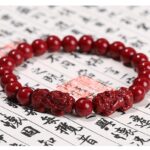 El intenso color rojo del cinabrio simboliza fortuna, vitalidad y protección. Cada cuenta ha sido diseñada para potenciar tu energía y ayudarte a mantener una vibración alta en tu día a día.