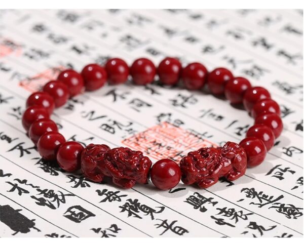 El intenso color rojo del cinabrio simboliza fortuna, vitalidad y protección. Cada cuenta ha sido diseñada para potenciar tu energía y ayudarte a mantener una vibración alta en tu día a día.